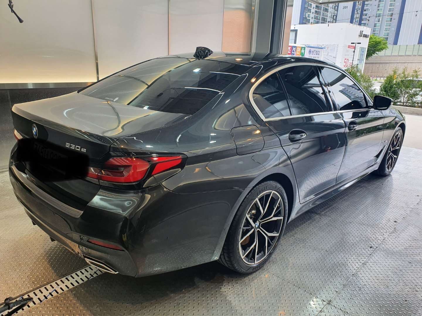 BMW 5시리즈 530e M 스포츠 패키지 게시글 썸네일