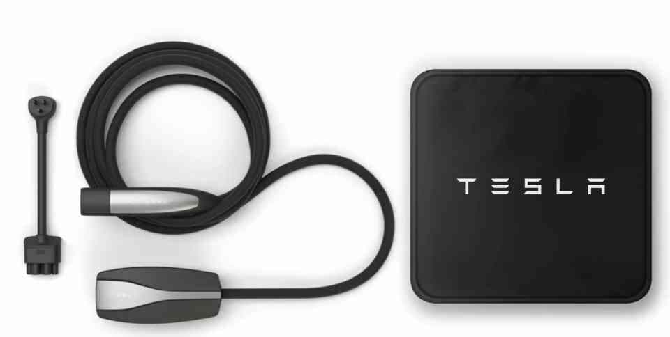 애플은 충전기를 빼고 테슬라는 케이블을 빼고 게시글 썸네일