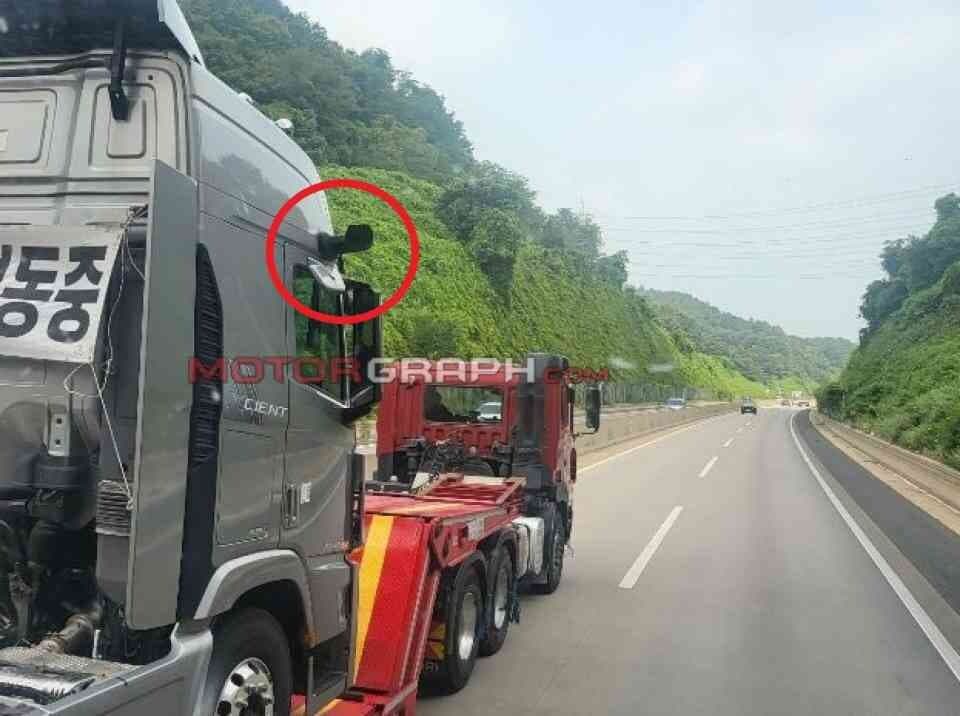 디지털 사이드미러를 장착한 현대차 대형 트럭 테스트카가 포착됐습니다. 게시글 썸네일