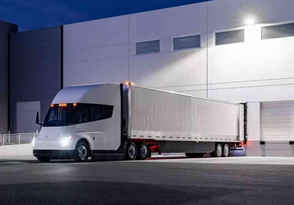 테슬라 전기트럭 '세미' 고객 인도 개시! 게시글 썸네일